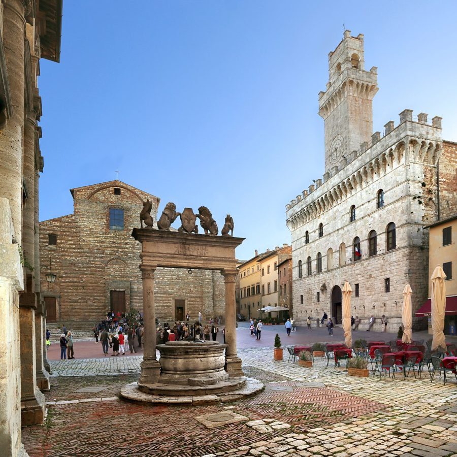 1200px-Montepulciano,_piazza_grande_02